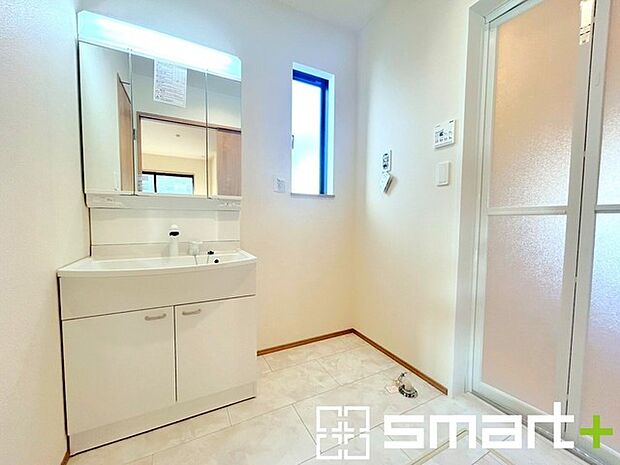 ~明るい洗面スペース~ ・窓から明るい陽が入り、気持ちよく朝の支度ができますね。 ・使い勝手の良い三面鏡タイプのシャワー付き洗面化粧台。鏡の裏に収納があるので洗面台周りもスッキリ。