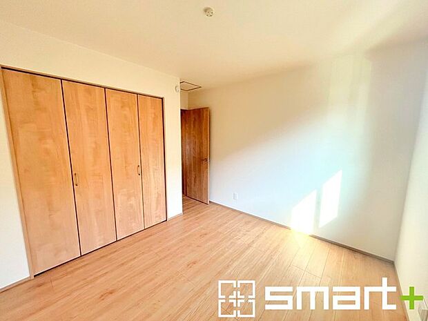 ~日当たり良好の明るい洋室~ ・穏やかな陽だまりに包まれる居心地の良い洋室。明るい空間で穏やかにお過ごしいただけます。 ・たっぷりの収納スペース付きでお子様のお部屋にもぴったりです。