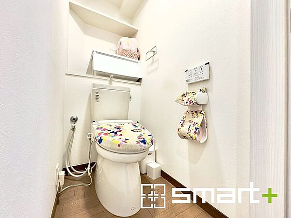 ～やはり便利なタンク式トイレ～ ・最近はタンクレストイレもございますが、タンク式の場合は停電時もお水を流すことが可能。 ・故障時なども比較的費用が安くなるなど、メリットが多くなります。