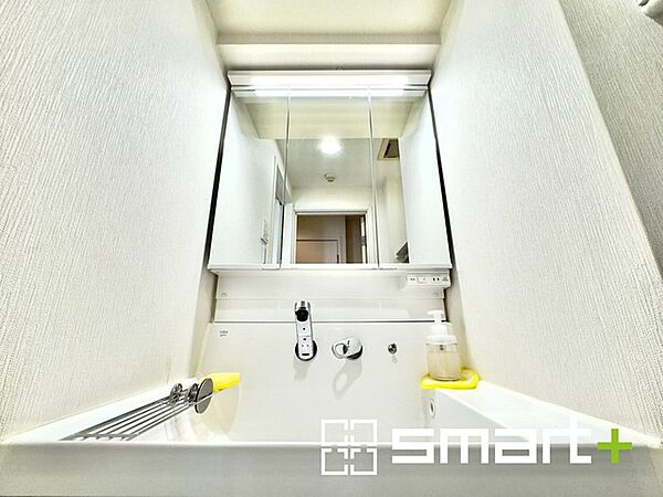 ～シャワー付き洗面台を採用～ ・洗面台の蛇口がホースで伸びシャワーとしてご利用可能。 ・朝の寝ぐせ直しなどにシャワーを使いたい時、洗面台の掃除をする際にも便利にお使いいただけますよ。
