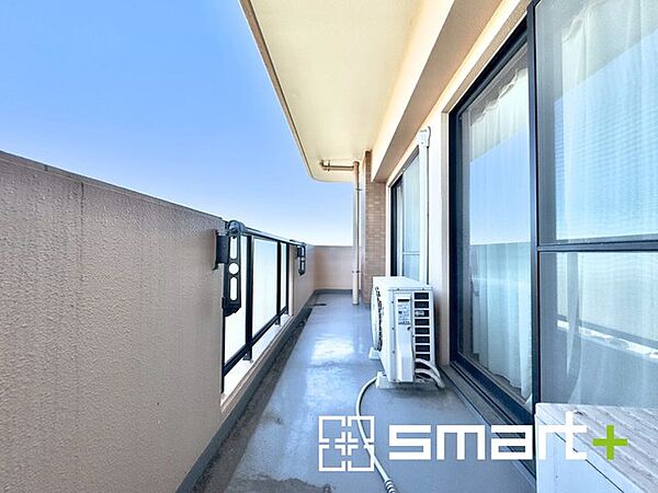 ～広々バルコニー～ ・人気の角部屋でリビングやお部屋がぐるっとバルコニーに囲まれたような間取り仕様です。 ・バルコニー面積は広々22平米以上あります。