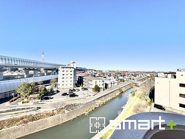 ～バルコニーからの眺望～ ・お部屋の延長として、外の空気を感じながらリラックスできるスペースをご提供。 ・周囲の景色や夕日を楽しむことも魅力のひとつです。