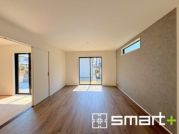 ~穏やかな陽の入るLDK~ ・大きな窓のあるLDKは陽当りも良好で明るい空間となっております。 ・ご家族団らんなど過ごす時間の多いLDKが明るいのは嬉しいポイントですね。