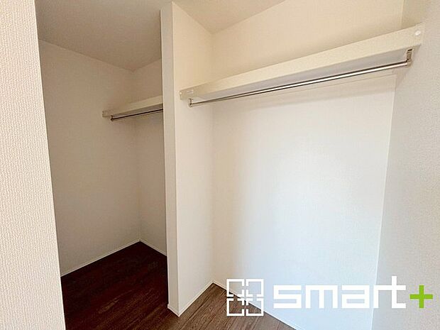 ~ウォークインクローゼット~ ・衣類をハンガーに掛けたまま収納できるウォークインクローゼットは重宝しますね。 ・季節ものや小物類なども整理整頓しやすく生活空間が広がります。