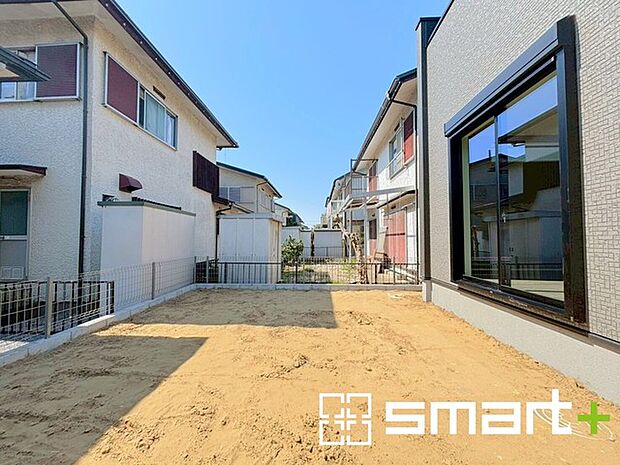 ~広々したお庭のある邸宅~ ・余裕の敷地には広いお庭もご用意。 ・ガーデニングや安らぎの空間として、倉庫を置いたりと様々な活用が可能です。 ・人工芝の敷設などもお気軽にご相談くださいませ。