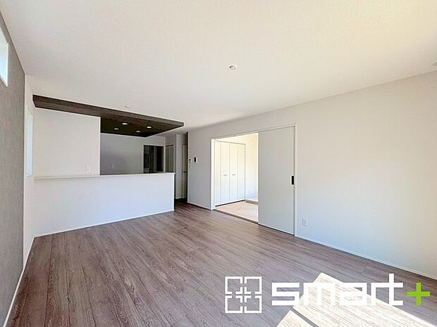 ~家族団らんにピッタリの広々リビング~ ・自然の光が降り注ぐ明るいLDKは家族団らんにピッタリ。 ・隣接の和室を続き間として利用すれば21帖の広々空間になります。