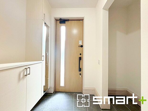 ~シューズインクロークのある玄関~ ・玄関横にシューズインクロークをご用意。 ・追加の靴置きとしてはもちろん、スキー・ゴルフなど趣味の用具の置場としてもご利用いただけます。