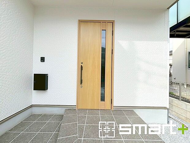 ~穏やかな陽が入る玄関~ ・窓に加えて玄関ドアのガラス部分からも穏やかな陽が入り、明るい玄関になります。 ・来客時に誰が来たかすぐにわかるモニター付きのインターフォンは防犯対策にもなります。