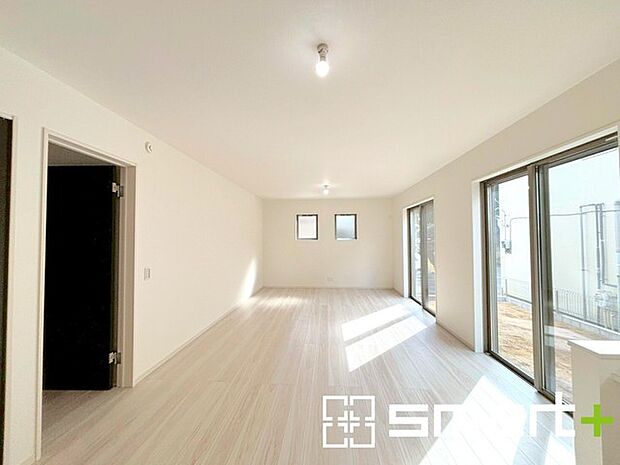 ~日当り良好のLDK~ ・たくさんの窓からたっぷりの陽光が差し込む明るいリビングで寛ぎのひと時を。 ・料理と洗濯、片付けなど並行して家事を進める時に便利な回遊動線。