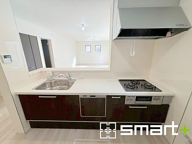 ~人気のカウンターキッチン~ ・キッチンは人気のカウンタータイプを採用。「ご家族の顔が見える」造りです。 ・蛇口に浄水器が内蔵されているなど機能面でも優れた仕様です。