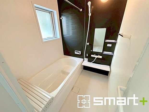 ~浴室乾燥機付きの浴室~ ・浴室には乾燥機が付いているので雨の日でも洗濯物を干すことが可能です。 ・水はけの良い床材など機能面も充実。マイクロバブルなどオプションもご相談くださいませ。