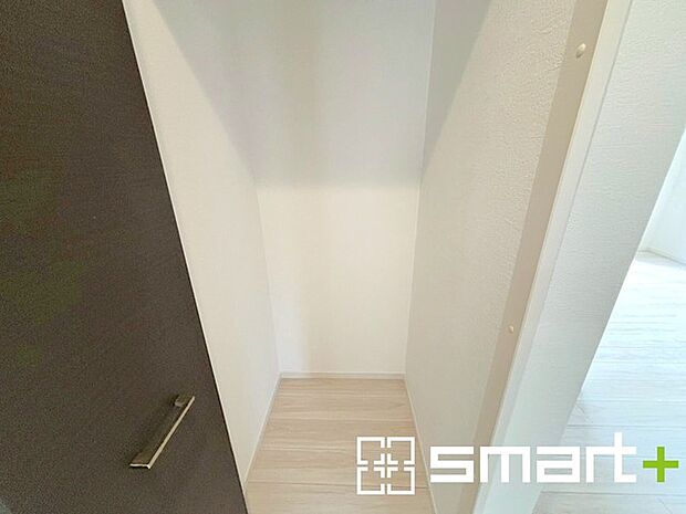 ~ちょっとした空間も有効活用~ ・廊下も無駄にせずしっかりと収納をご用意。ちょっとしたスペースも無駄にしません。 ・掃除機など意外と置場に困る物もしっかりと収納可能です。