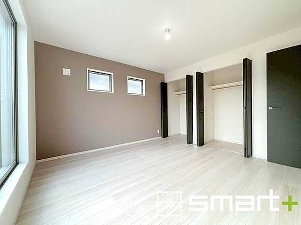 ~窓からはたっぷりの陽光~ ・ゆとりある広さの主寝室は8帖。ご夫婦やご兄弟でもゆったりお過ごしいただけます。 ・アクセントクロスでシンプルなお部屋もメリハリのある空間になりますね。