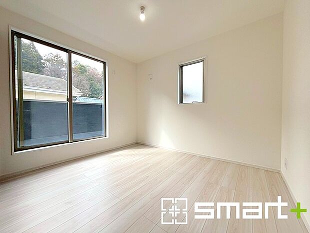 ~南バルコニーに面した洋室~ ・バルコニー側の大きな窓から穏やかな陽が差し込む明るい洋室。 ・収納スペース付きでお子様のお部屋にもぴったりですね。