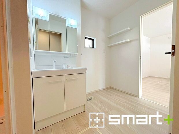 ~余裕のある広さの洗面スペース~ ・洗面スペースを大きめに取る事でリネン置場などにも困らず、洗濯なども楽々行っていただけます。 ・洗面が広い物件は意外と少ないので、ぜひご覧くださいませ。