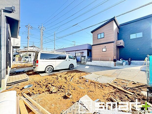 〜閑静な住宅街の立地〜 ・周辺は閑静な住宅街となっておりますので、静かな暮らしをご実現いただけます。 ・前面道路の交通量も多くないので、小さなお子様がいるご家庭でもご安心ですね。 