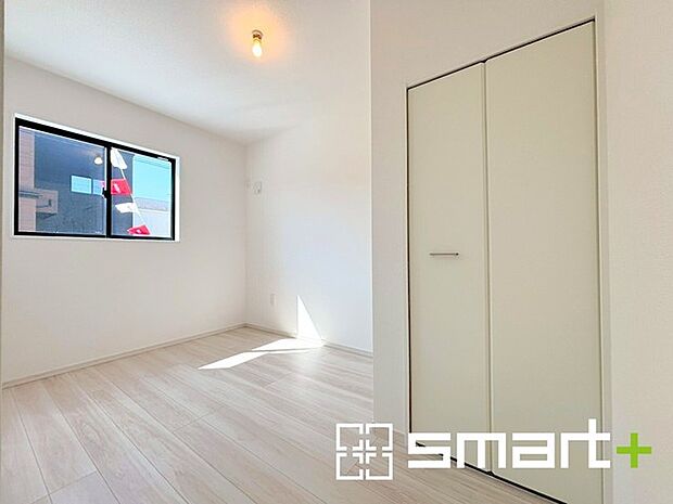 ~リビング横の洋室~ ・リビング横には開放感をプラスしてくれる洋室。収納スペース付きで寝室にもお使いいただけます。 ・お子様のプレイルームやお昼寝、趣味のお部屋など、用途様々ですね。