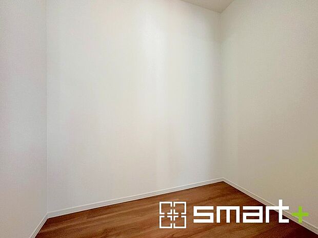 ~本格的な広さのウォークイン~ ・しっかりとした広さのウォークインクローゼットを設けた仕様。 ・よくある小さめのウォークインは実際には収納力弱めですが、これだけ大きいと十分な収納力です。