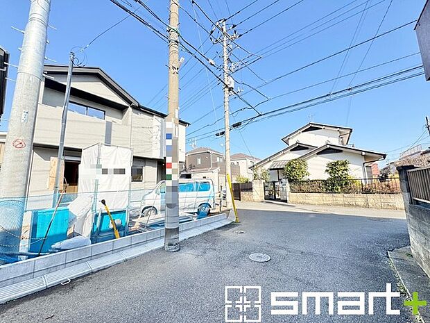 ~閑静な住宅街の立地~ ・周辺は閑静な住宅街となっておりますので、静かな暮らしをご実現いただけます。 ・前面道路の交通量も多くないので、小さなお子様がいるご家庭でもご安心ですね。