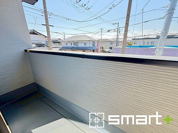 ~洗濯物も干しやすいバルコニー~ ・バルコニーには物干し竿受けが標準装備されております。 ・テラス屋根等のオプションもお気軽にご相談くださいませ。