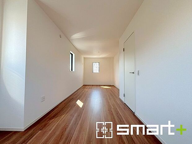 ~間仕切対応で2部屋に~ ・2階洋室12.1帖は将来こども部屋として1部屋を2部屋にできるフレキシブルルームです。 ・収納スペースも付いているので整理整頓しやすく、生活空間が広がりますね。