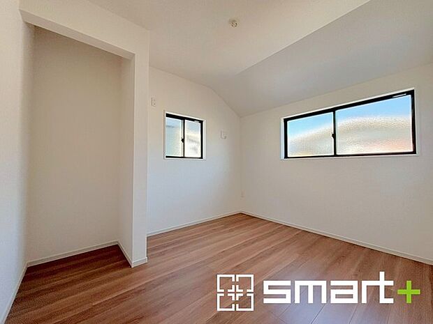 ~収納豊富な洋室~ ・各居室に備え付けの収納をご用意。タンスなどを置く場合と比べ出っ張らないので部屋の中を有効のご活用いただけます。 ・収納の広さなどぜひ現地でご確認くださいませ。