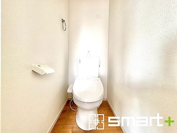 〜やはり便利なタンク式トイレ〜 ・最近はタンクレストイレもございますが、タンク式の場合は停電時もお水を流すことが可能。 ・故障時なども比較的費用が安くなるなど、メリットが多くなります。 