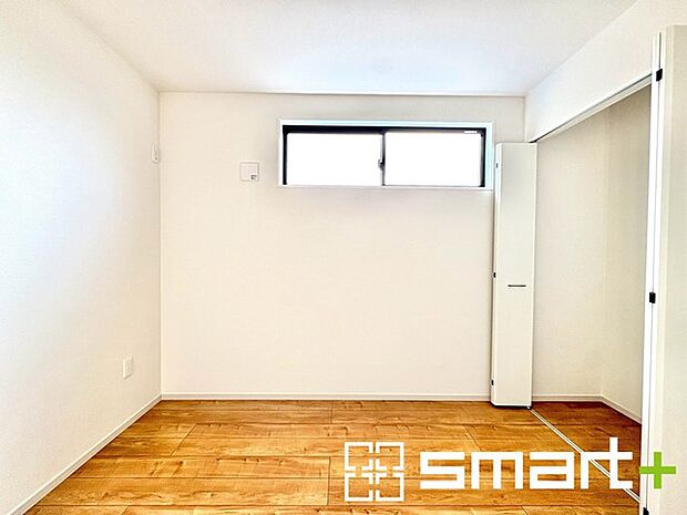 〜自然な風合いの洋室〜 ・ナチュラルな色彩で纏められた洋室は家具のコーディネートもしやすくなっております。 ・どんな家具にするか考えるだけでも楽しくなってきますね。 