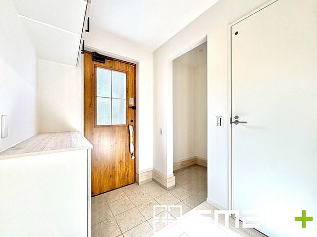 ~土間収納のある玄関~ ・玄関横に土間収納をご用意。 ・追加の靴置きとしてはもちろん、スキー・ゴルフなど趣味の用具の置場としてもご利用いただけます。