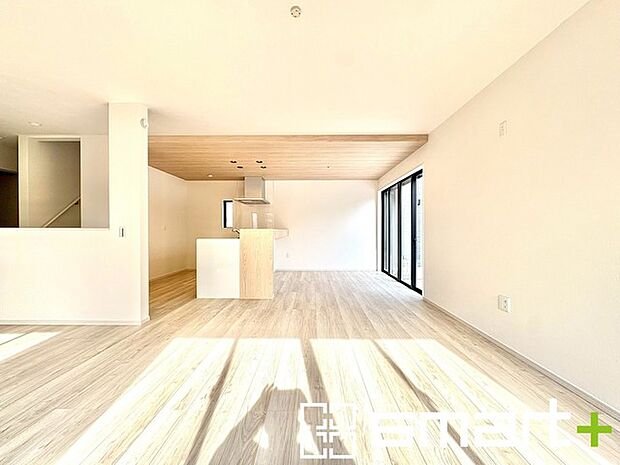 〜余裕の空間が広がるＬＤＫ〜 ・23.8帖あるＬＤＫはご家族団らんのお時間を余裕の広さで演出してくれます。 ・ご内覧の際は家具の配置などもイメージしながらご覧くださいませ。 