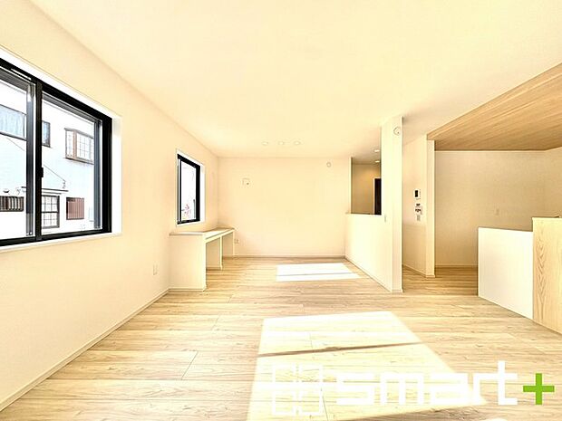 ~穏やかな陽の入るLDK~ ・大きな窓のあるLDKは陽当りも良好で明るい空間となっております。 ・ご家族団らんなど過ごす時間の多いLDKが明るいのは嬉しいポイントですね。