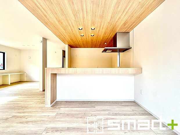 〜人気のカウンターキッチン〜 ・キッチンには余計な柱が無いので、リビングが見渡せ開放感のある造りとなっております。 ・蛇口には浄水器が内蔵されるなど機能面でも優れたキッチンです。 