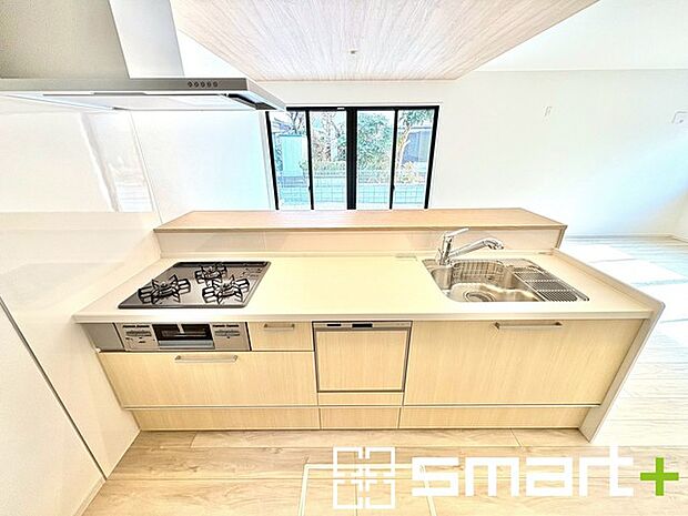 ~食器洗浄機を標準装備~ ・キッチンにはビルトインタイプの食器洗浄機を標準装備。 ・家事にかける時間を削減でき、「自分時間」を増やすことができる嬉しいアイテムです。