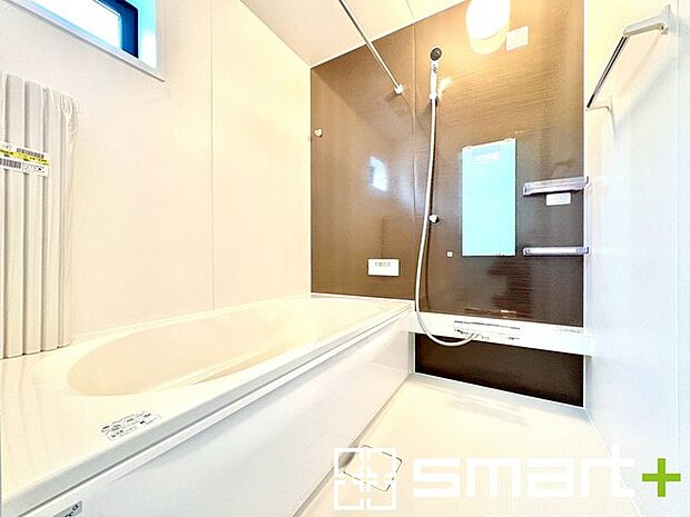 〜暖房乾燥機付きの浴室〜 ・ヒートショック対策にもなる浴室暖房を標準装備。冬場でも暖かくしてからご入浴が可能です。 ・もちろん乾燥機も付いておりますので、雨の日でも洗濯物を干せますよ。 