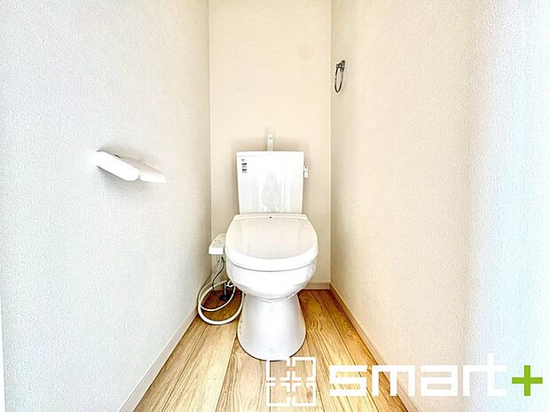 ~やはり便利なタンク式トイレ~ ・最近はタンクレストイレもございますが、タンク式の場合は停電時もお水を流すことが可能。 ・故障時なども比較的費用が安くなるなど、メリットが多くなります。