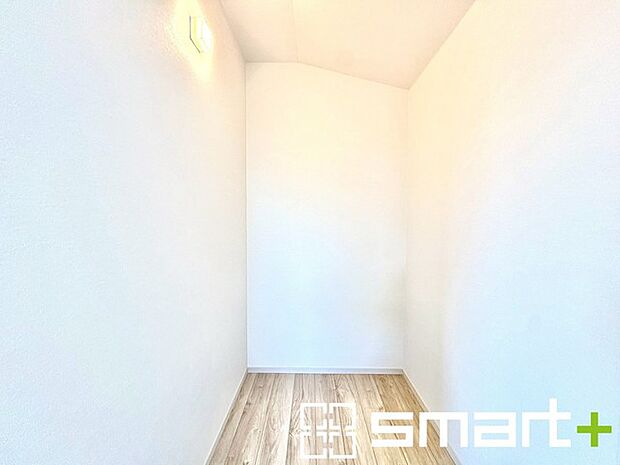 〜憧れのウォークインクローゼット〜 ・居室にウォークインを設ける事で季節ものや趣味の用具などもスッキリと収納可能です。 ・ぜひ現地でその便利さをご体感くださいませ。 