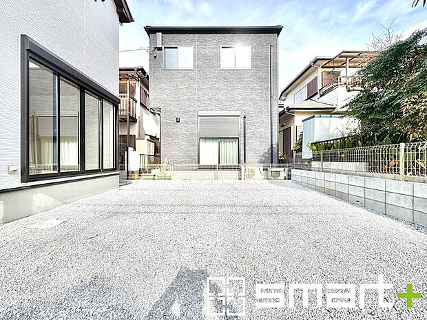 ～お庭もある余裕の敷地～ ・広々した敷地にはお庭もご用意。お庭があるだけで余裕を感じますね。 ・防草シートや人工芝の敷設などのオプションもお気軽にご相談くださいませ。 