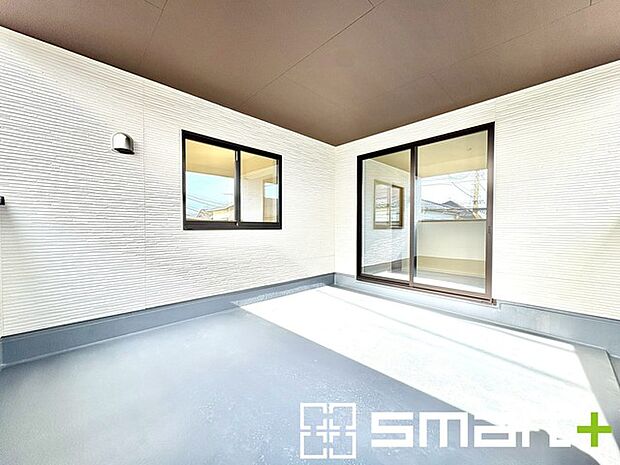 ~屋根付きのバルコニー~ ・バルコニーは屋根付きなので急な雨でも安心です。 ・奥行きもあるので洗濯物が干しやすいのも嬉しいポイントですね。