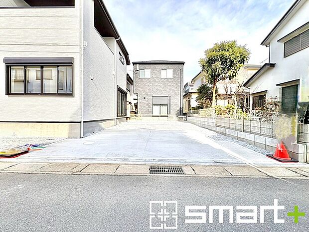 ~駐車場は2台分ご用意~ ・駐車場は2台分ございますので、車通勤の方や複数台お持ちの方にもお勧めのお住まいです。 ・カーポートなどのオプションもお気軽にご相談くださいませ。