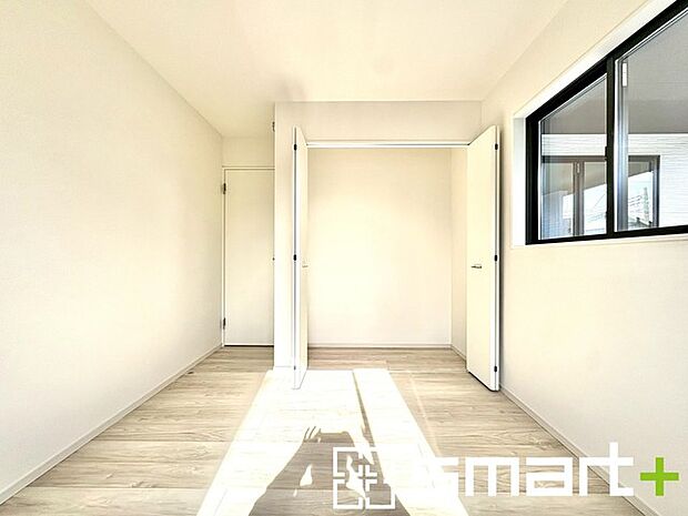 ~収納豊富な洋室~ ・居室に備え付けの収納をご用意。タンスなどを置く場合と比べ出っ張らないので部屋の中を有効のご活用いただけます。 ・収納の広さなどぜひ現地でご確認くださいませ。