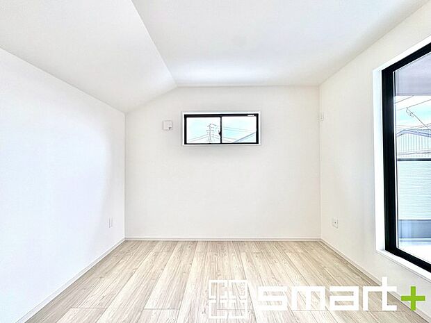 ~オプション施行もお任せください~ ・フローリングの変色など劣化を軽減し、水をこぼした場合などにも防いでくれるフロアコーテイングが人気となっております。 ・オプション施行もお任せください。