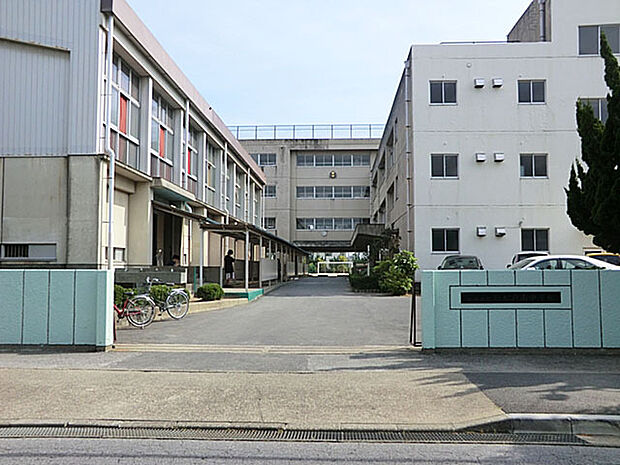 新松戸南中学校(750m)
