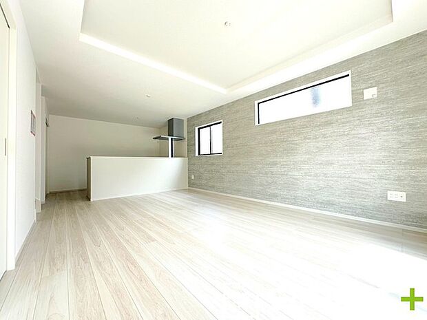 ～穏やかな陽の入るＬＤＫ～ ・大きな窓のあるＬＤＫは陽当りも良好で明るい空間となっております。 ・ご家族団らんなど過ごす時間の多いＬＤＫが明るいのは嬉しいポイントですね。 