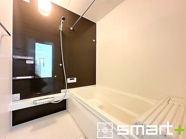 ～浴室乾燥機付きの浴室～ ・浴室には乾燥機が付いているので雨の日でも洗濯物を干すことが可能です。 ・水はけの良い床材など機能面も充実。マイクロバブルなどオプションもご相談くださいませ。 