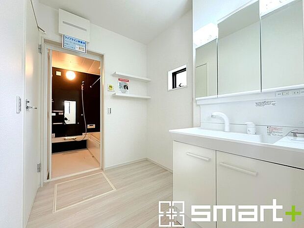 ～人気の三面鏡を採用～ ・洗面台は三面鏡仕様なので鏡の角度を変える事で頭の後ろの方までご確認可能です。 ・鏡の裏が収納になっておりますので、洗面台周りもスッキリと片付きます。 