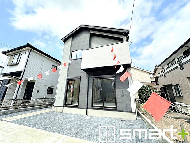 ～明るさを感じる外観～ ・外壁は2トーンカラーを採用し、デザイン性に優れた見た目となっております。 ・帰宅した際にホッと感じるような飽きのこない外観。ぜひ現地でご確認くださいませ。 