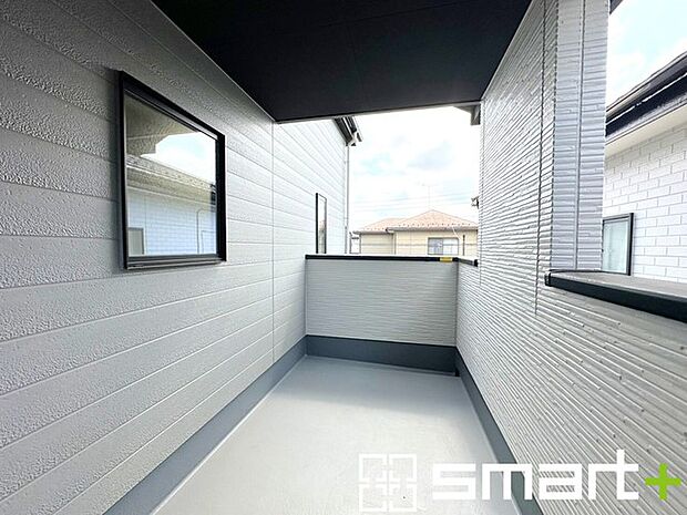 ～屋根付きのバルコニー～ ・バルコニーは屋根付きなので急な雨でも安心です。 ・奥行きもあるので洗濯物が干しやすいのも嬉しいポイントですね。 