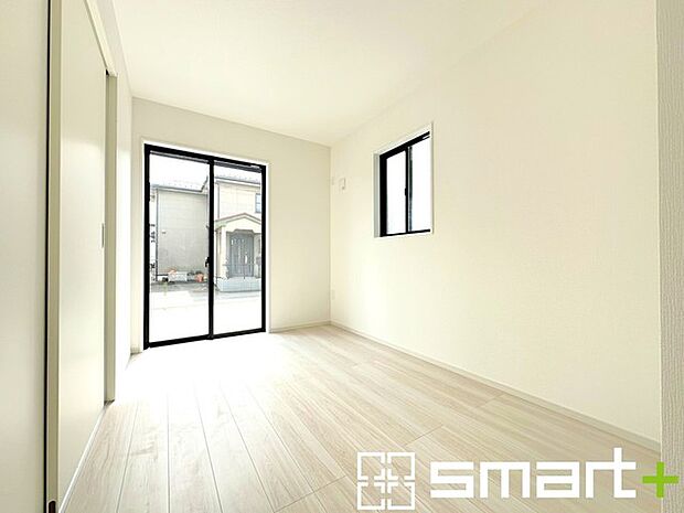 ～2面採光の明るいお部屋～ ・洋室は2面採光とする事で穏やかな陽の入る明るい空間となっております。 ・くつろぎのプライベート時間を明るい空間で穏やかにお過ごしいただけます。 