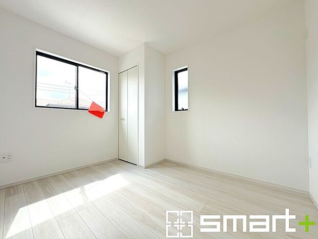 ～収納豊富な洋室～ ・各居室に備え付けの収納をご用意。タンスなどを置く場合と比べ出っ張らないので部屋の中を有効のご活用いただけます。 ・収納の広さなどぜひ現地でご確認くださいませ。 