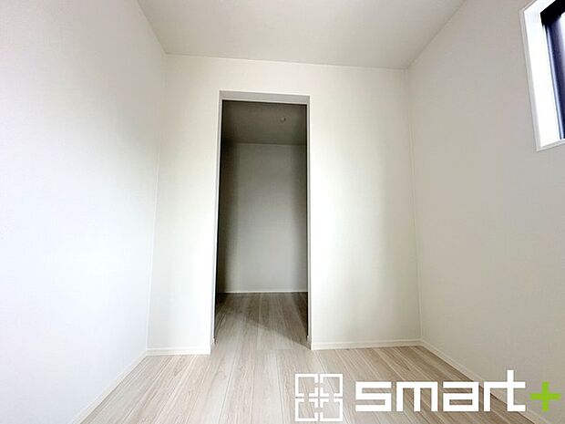 ～ウォークインクローゼットのあるお部屋～ ・人気のウォークインクローゼットをご用意。季節物や趣味の道具などもスッキリと収納が可能です。 ・最近流行りの収納術などもぜひご活用くださいませ。 